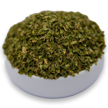 Aromatic and versatile, dried parsley is perfect for seasoning a variety of dishes.